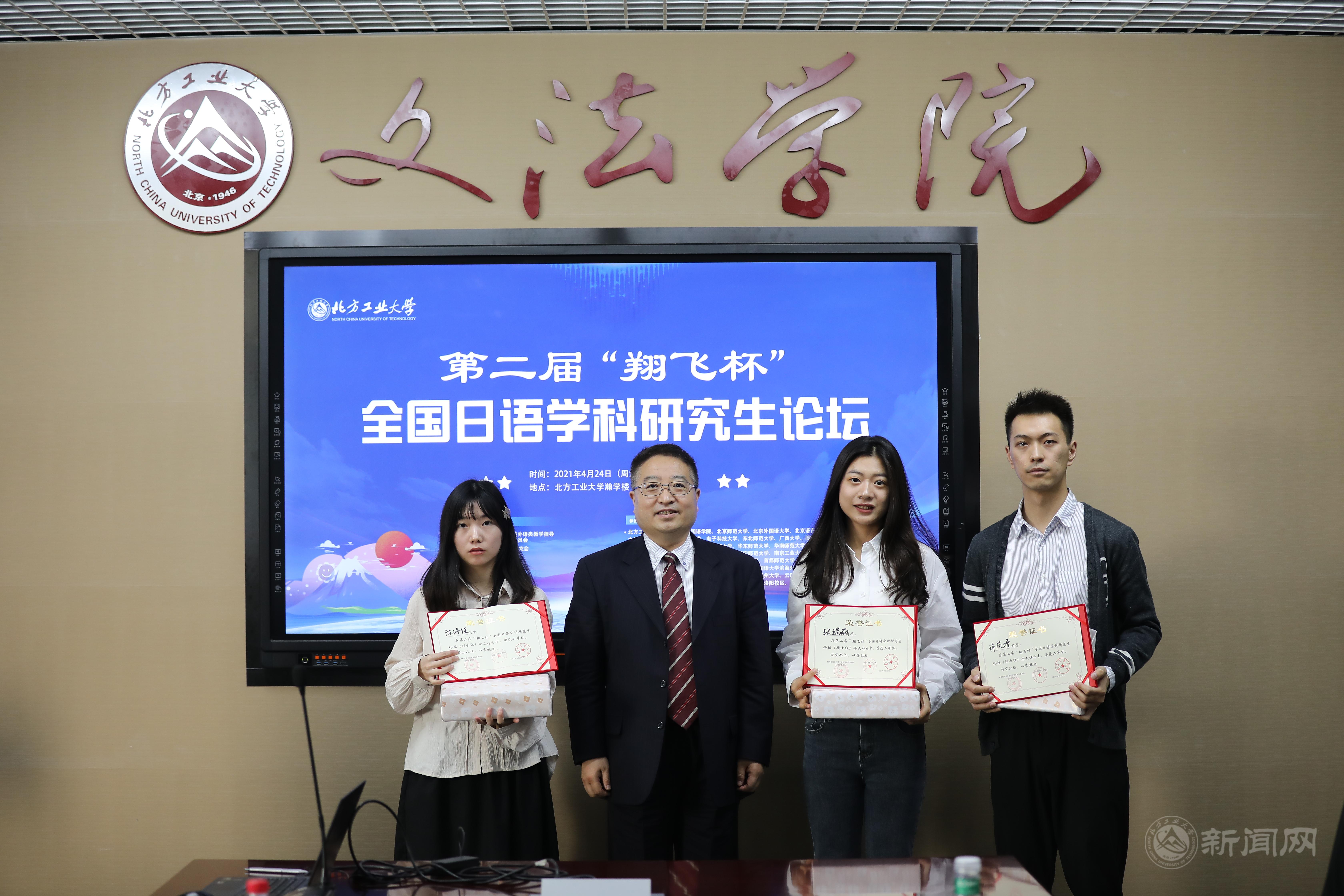 对外经贸大学外语学院院长李运博教授与获奖选手合影留念.JPG